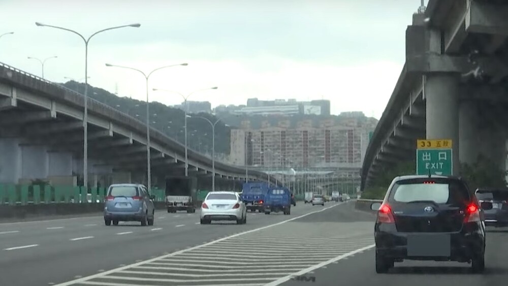 交通部回應，基於法律安定性及維護用路人行車安全，擬維持該規定。(示意圖／資料照)