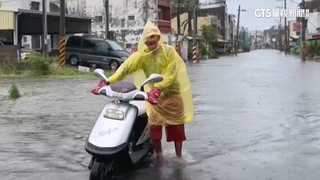 台南安南區城西街水淹民宅　居民急墊高家具