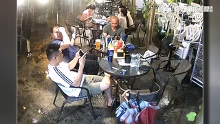 遊客不畏風雨喝咖啡　店家遮雨棚吹掀　民眾驚叫