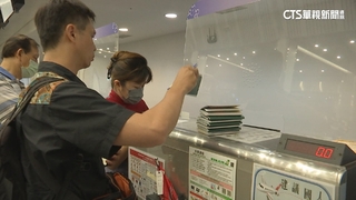 為躲颱！高雄搭機改從清泉崗　遊客累趴行李箱補眠