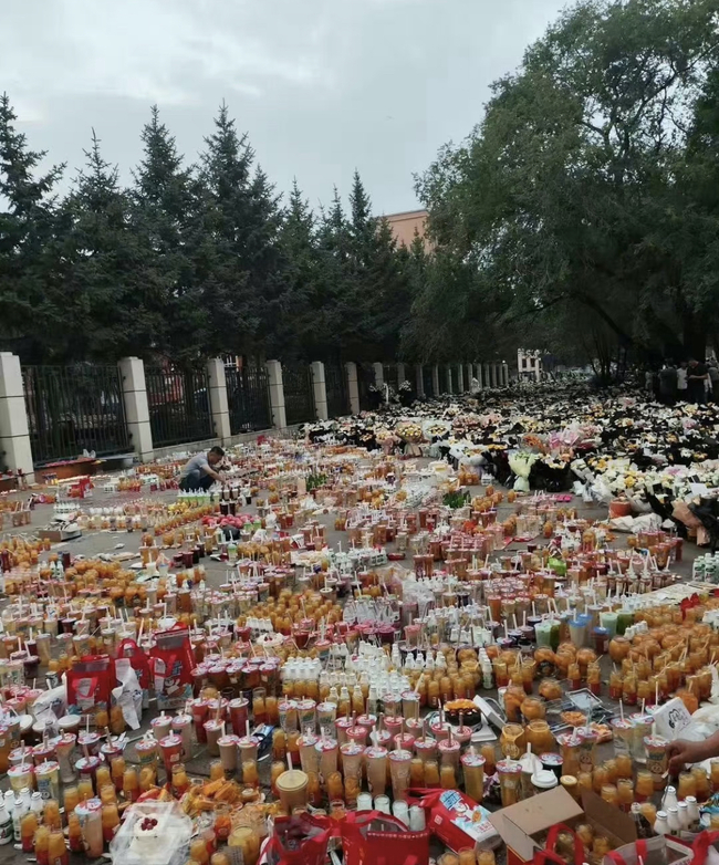 齊齊哈爾體育館坍塌釀11死　民眾擺滿黃桃罐頭悼念卻遭批「浪費」 | 華視新聞
