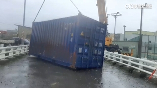 貨櫃漂流記！　天使輪空貨櫃卡高雄林園橋下