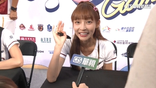 冒雨只為「妳」！　林襄.峮峮感動謝球迷