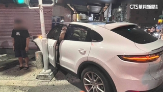 驚悚！　男搶快左轉撞跑車害失控　一旁騎士遭殃