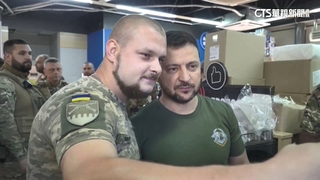 澤倫斯基視察頓內茨克　和士兵自拍.買零食展親和力