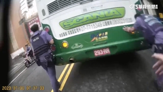 17噸遊覽車拋錨停路中　三警化身大力士推車