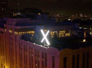 推特新招牌「X」強光閃整晚！　對面居民慘不能睡　1日已火速撤下　　