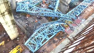 印度公路橋梁施工　吊臂倒塌17死數人受困