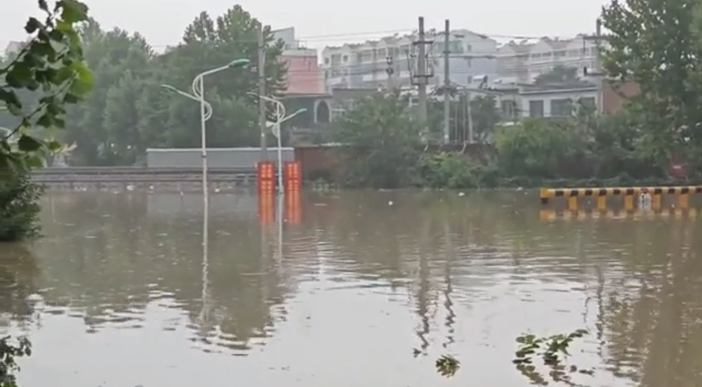 涿州市淹水嚴重(圖/翻攝自微博)