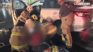 女騎士等紅燈　七旬翁開車撞上拖輾不治