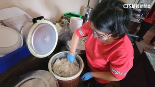 剩飯「倒回電鍋」再上桌？　業者：員工帶回家養雞