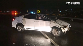 駕駛疑疲勞上路　自撞護欄被拋飛又遭拖輾