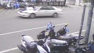 情侶吵架鬧上街！　女子趴引擎蓋遭拖行50公尺