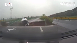 黑龍江暴雨釀橋梁坍塌　車輛煞車不及墜落橋下