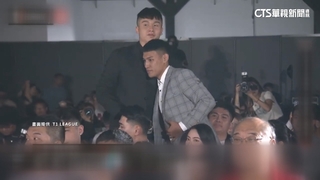 明仁會惡煞砸米粉湯店　　T1新人簡賀宇遭上銬移送