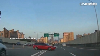 逆向？下錯匝道？　駕駛高架上竟跨3車道「大迴轉」