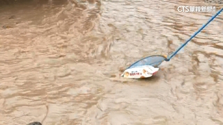 超商貨品遭泥流沖走　民眾撿拾充當「應急物資」