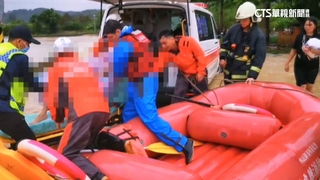 苗栗苑裡水淹市區民宅　橡皮艇出動救受困植物人