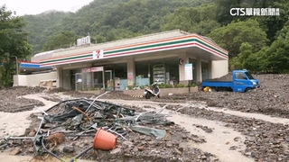 南豐村泥流灌超商！零食被沖走急撈起當備糧