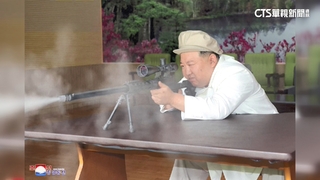 金正恩視察兵工廠　視察導彈.火箭炮還親試步槍