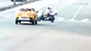 北市計程車疑闖紅燈撞機車　騎士妻頭腹傷送醫