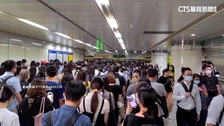 通勤尖峰塞爆！　北捷綠線列車故障　600位旅客換乘