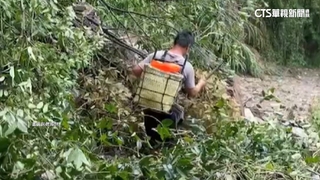 馬赫坡路塌斷電　居民鐮刀開路送子下廬山