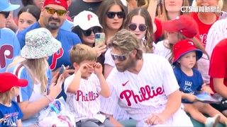 Harper開啟「暖爸模式」　助7歲童與兄弟團聚