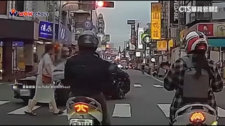 不滿被過馬路情侶看一眼　駕駛衝下車爆衝突