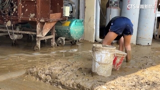 南豐村清家園　客廳泥濘.新車泡壞盼增人力幫挖泥