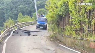 挺進發祥村！　直擊居民貼山壁驚險運物資
