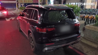 新北竹圍捷運站前　兩惡煞當街狂砸休旅車