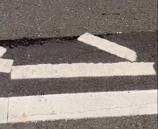 斑馬線又漂走！　大雨後標線東倒西歪　網傻眼難道是貼紙？