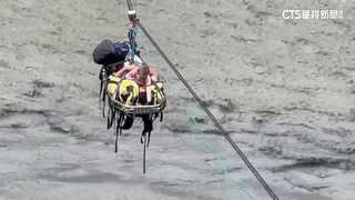 吊掛救援廬山受困民眾　大人背嬰兒驚險過河