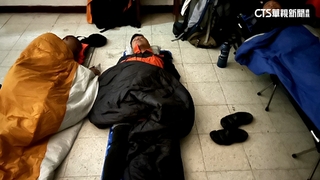 搶救人命超硬仗　搜救隊席地而睡笑稱「地板比較硬」