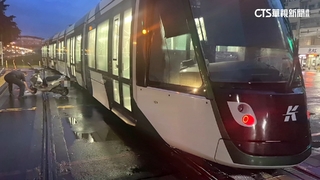 疑未注意輕軌號誌　男騎機車擦撞輕軌手腳擦傷