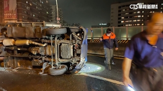 疑雨後濕滑　高雄貨車國道翻車　司機輕傷