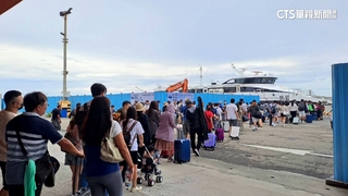 布袋港雲豹輪故障急調船接駁　523人被延誤2小時