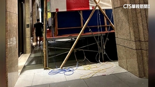 宮廟占騎樓辦廟會　住戶不滿「剩小縫能通行」