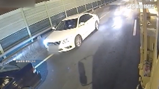 驚悚！　國道施工遭撞　轎車如「打保齡球」4車連撞