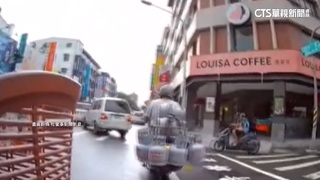 瓦斯工騎車載7桶瓦斯還抽菸　網友怒轟：移動炸彈