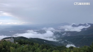 南投大崙山現「雲瀑秀」　雲海似海浪繚繞山巒