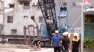 吊車吊掛鋼板竟滑脫　吊車重心不穩向後傾倒