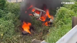 國一台南新市段火燒車　轎車翻覆邊坡起火3人逃