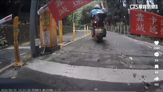 機車雙載疑闖柵欄　後座男「下腰」閃過　網：超軟Q