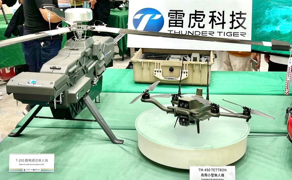 雷虎科技自製研發可攜式商用軍用無人機「雷虎 TETTRON TM-450」(圖右)及T-200群飛通訊無人機(圖左)。