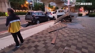 奧迪車衝貨車推撞2車　再撞分隔島起火燃燒