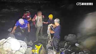 花蓮2男入山遇溪水漲受困　警消架繩索救援