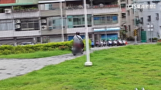 貪快！機車趁空隙硬闖人行道　集體違規左轉