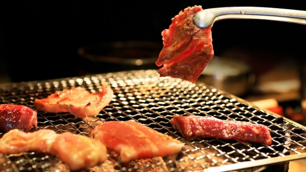 有網友指出，如果是吃燒肉吃到飽，等烤熟再吃會變很趕。（示意圖／翻攝自photoAC）